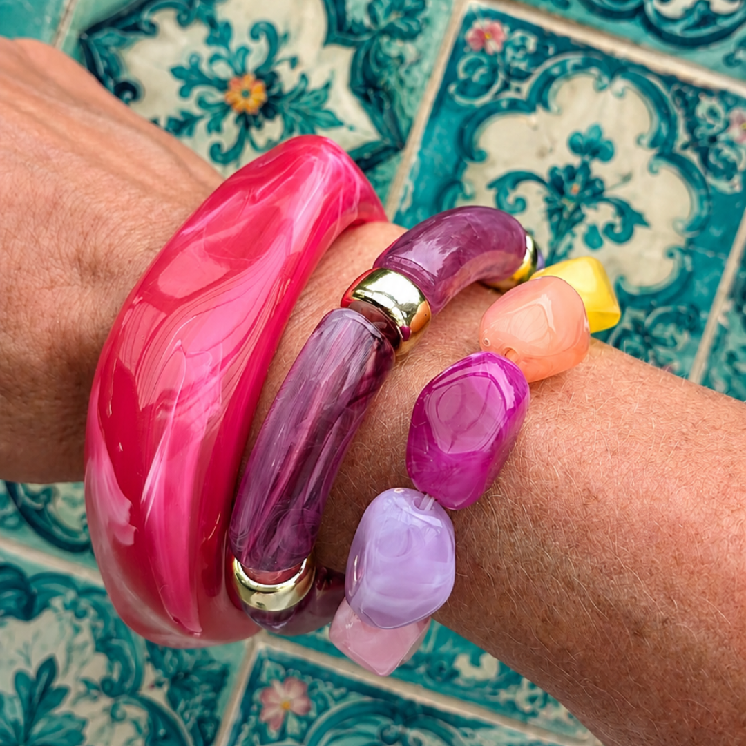 Statement armbandenset met een fuchsia marble bangle, paarse resin armband en chunky kralenarmband in pastelkleuren van Casa Jadel.