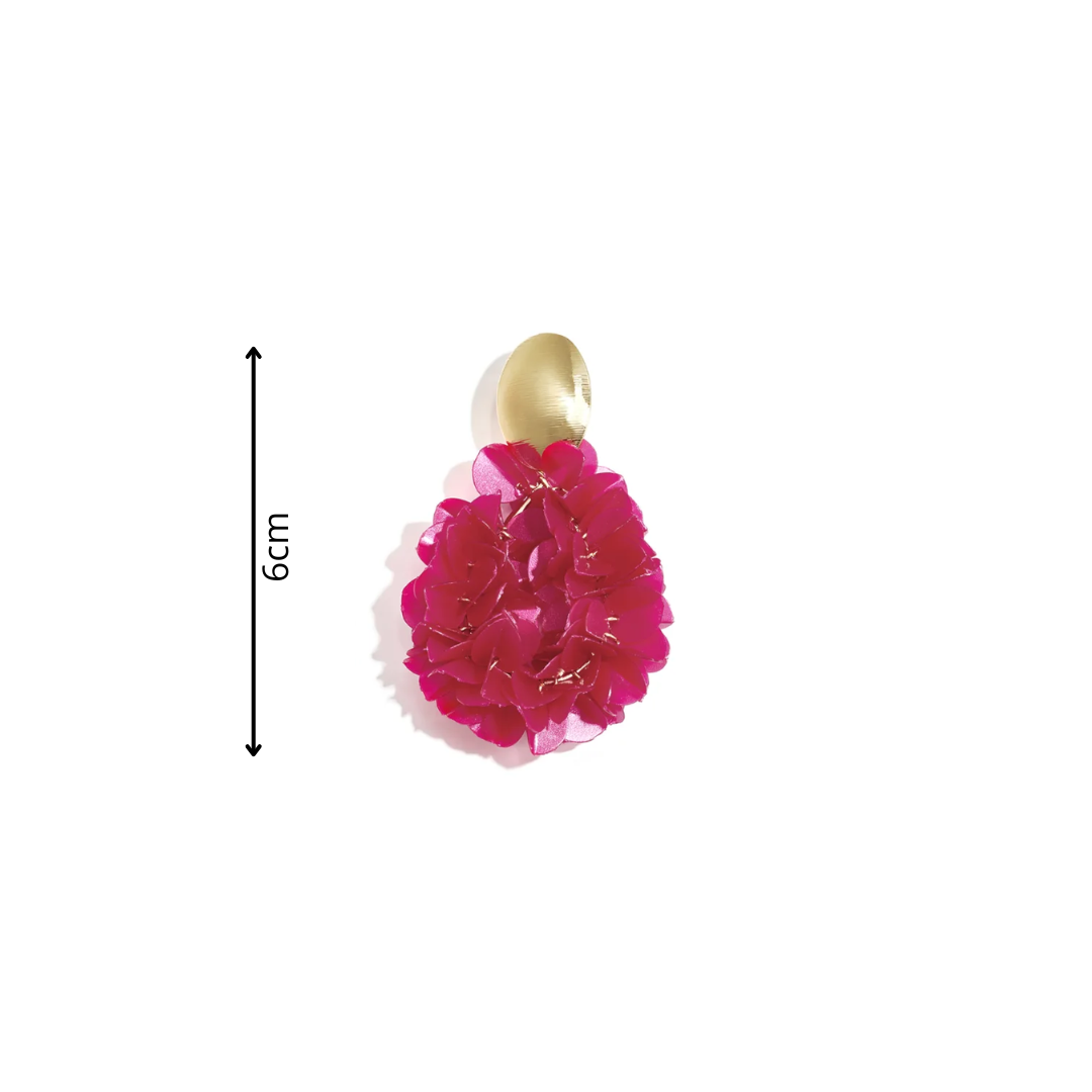 Fuchsia roze bloemen bohemian statement oorbellen met goudkleurige ovale oorstekers en grote 3D-bloemhangers afmeting