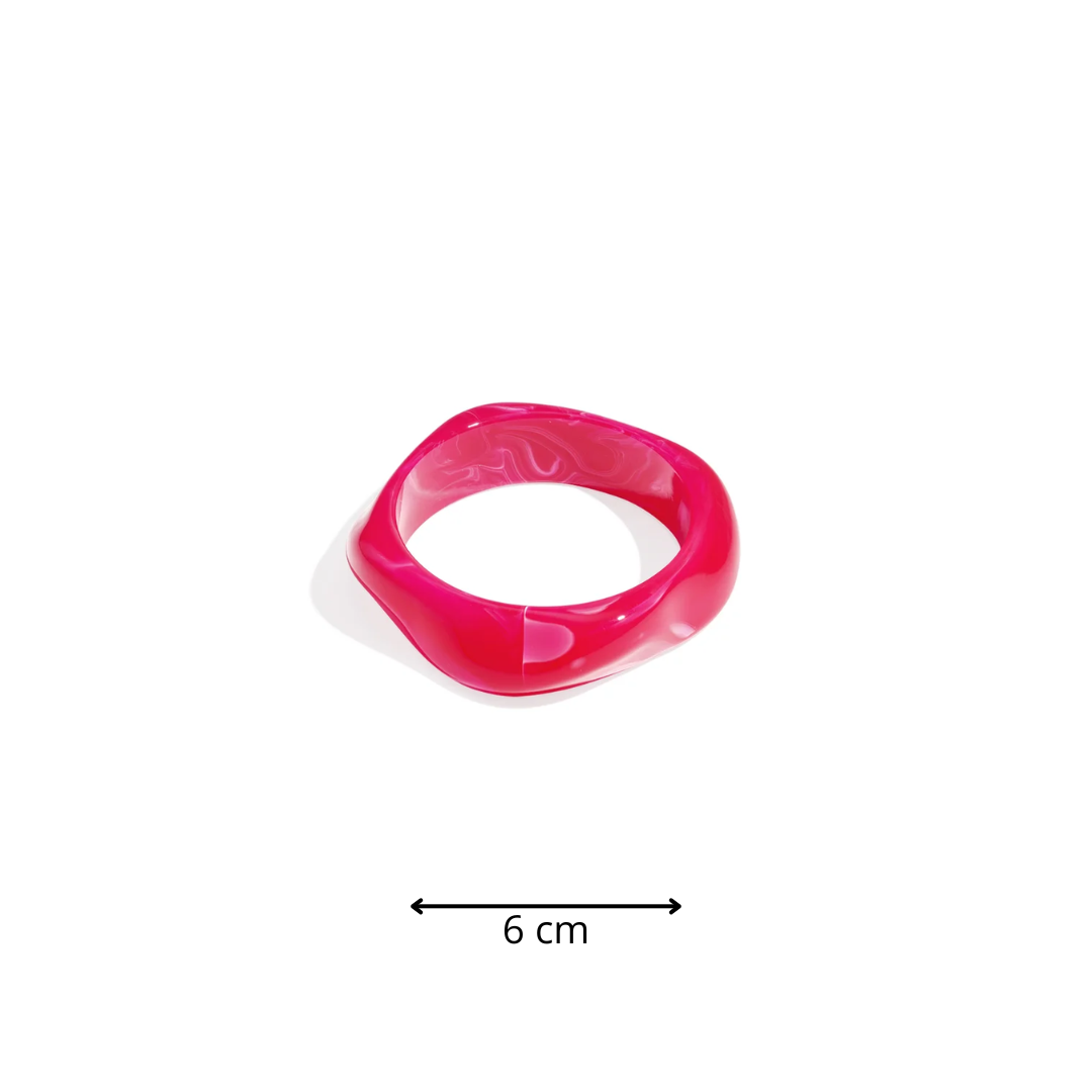 Fuchsia roze gedraaide bangle armband met glanzende afwerking afmeting