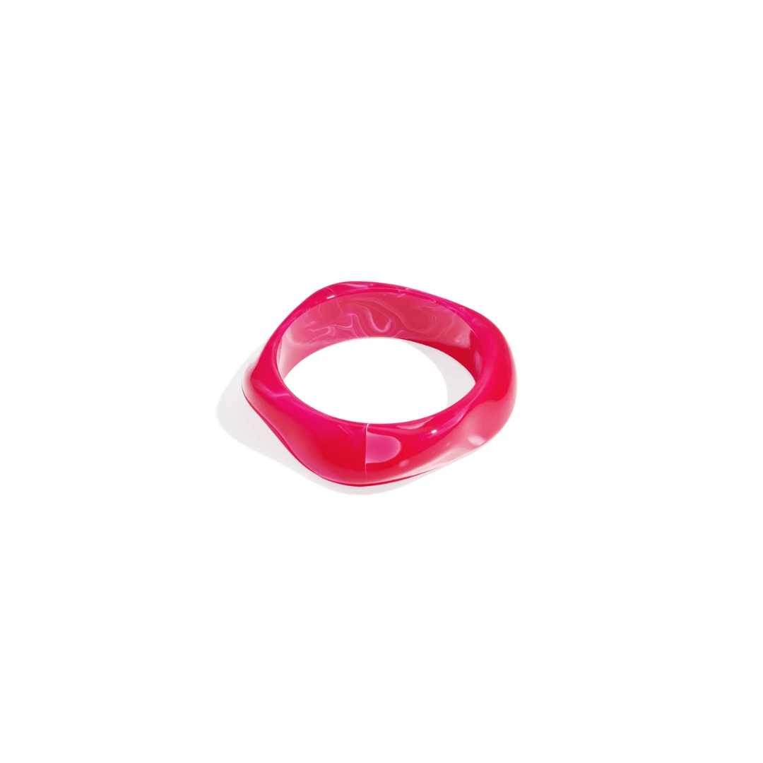 Fuchsia roze gedraaide bangle armband met glanzende afwerking