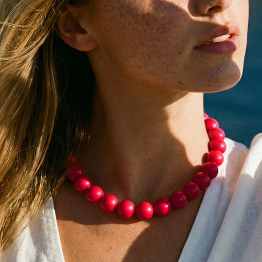 Model draagt grote kralenketting dames in kleur fucsia van Casa Jadel.