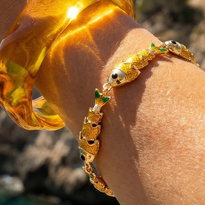 Model draagt gedraaide bangle en gouden visjes armband. Ibiza Style Casa Jadel