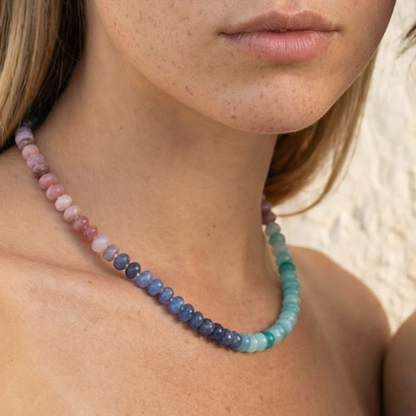Model draagt pateloranje en turqouise glazen kralenketting.