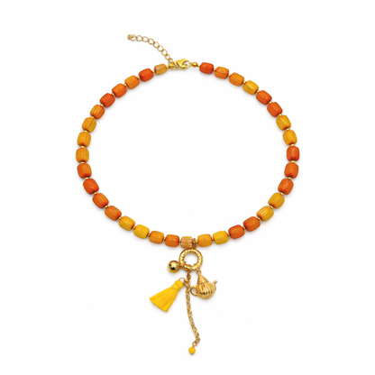 Geel oranjeglazen kralenketting dames met gouden theepot bedel en kleurrijk kwastje Ibiza stijl