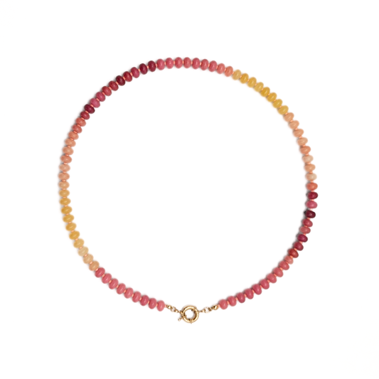 Geel-roze glazen kralenketting met goudkleurig boeislot in Ibiza style van Jadel.