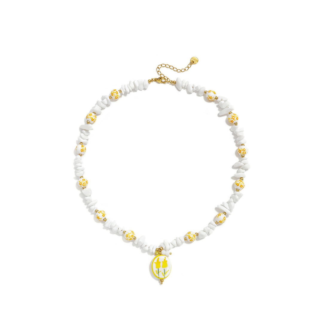Geel-witte kralenketting met witte natuursteen chips, witte bloemenkralen met gele details en een handgemaakte glazen bloemetjesbedel van Casa Jadel.