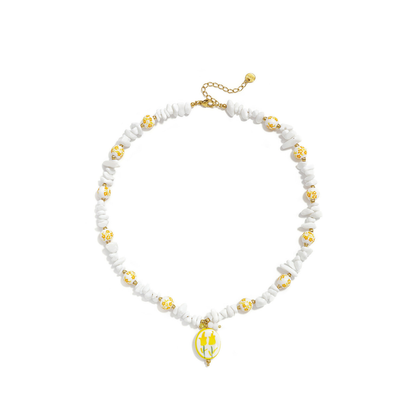 Geel-witte kralenketting met witte natuursteen chips, witte bloemenkralen met gele details en een handgemaakte glazen bloemetjesbedel van Casa Jadel.