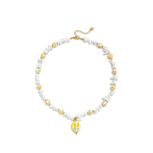 Geel witte kralenketting met bloemetjes en bedel