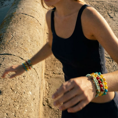 Set van gekleurde kralenarmbanden gedragen om de pols – zomerse Ibiza style armbanden voor dames van Casa Jadel.