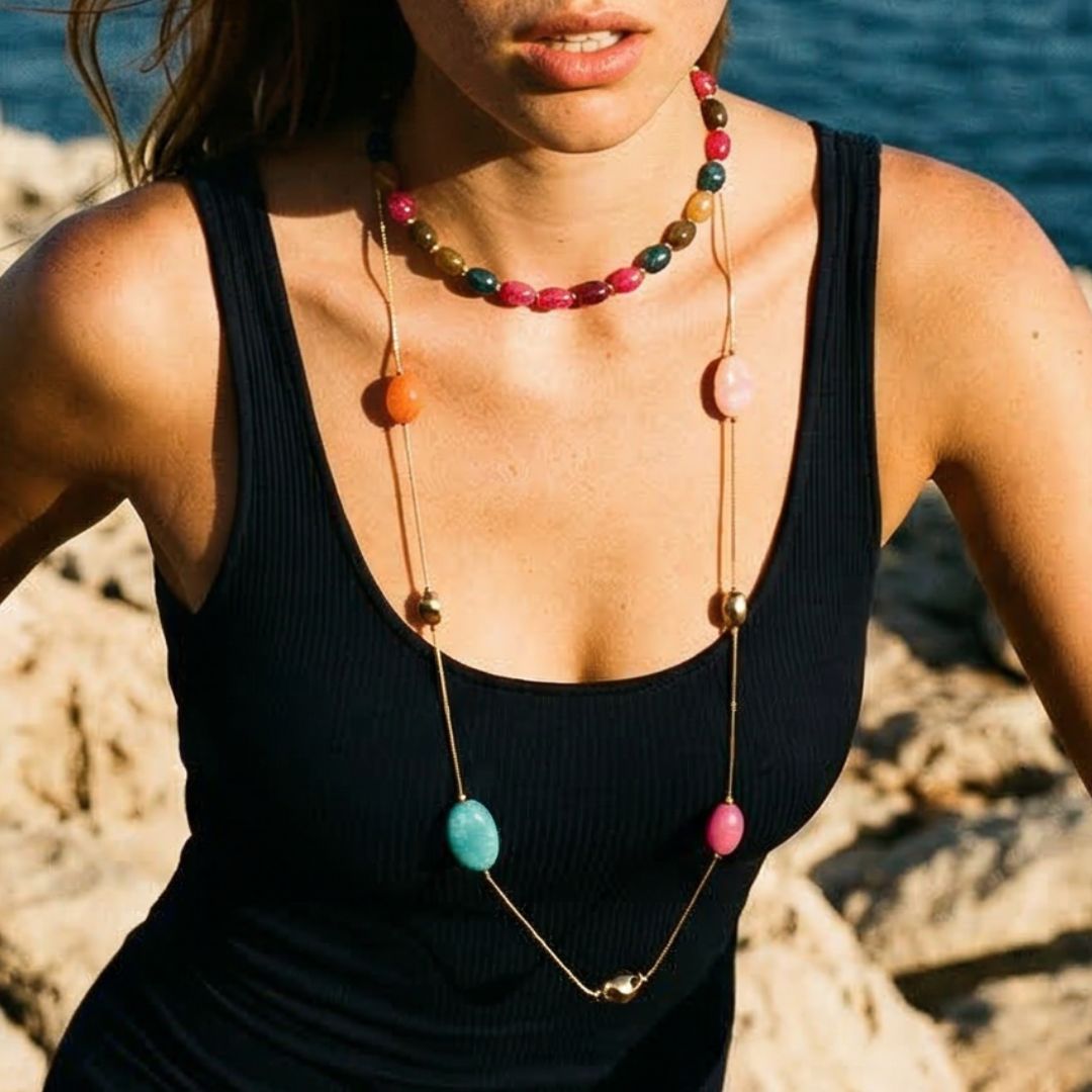 Layered kettingen met gekleurde natuursteen kralen gedragen op het strand – zomerse Ibiza style dames ketting van Casa Jadel.