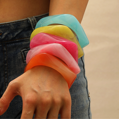 Licht blauwe asymmetrische bangle armband