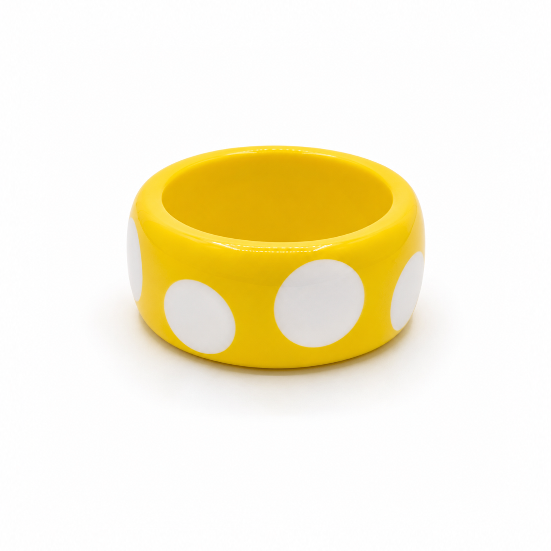 Gele resin bangle armband met grote witte stippen van Casa Jadel.