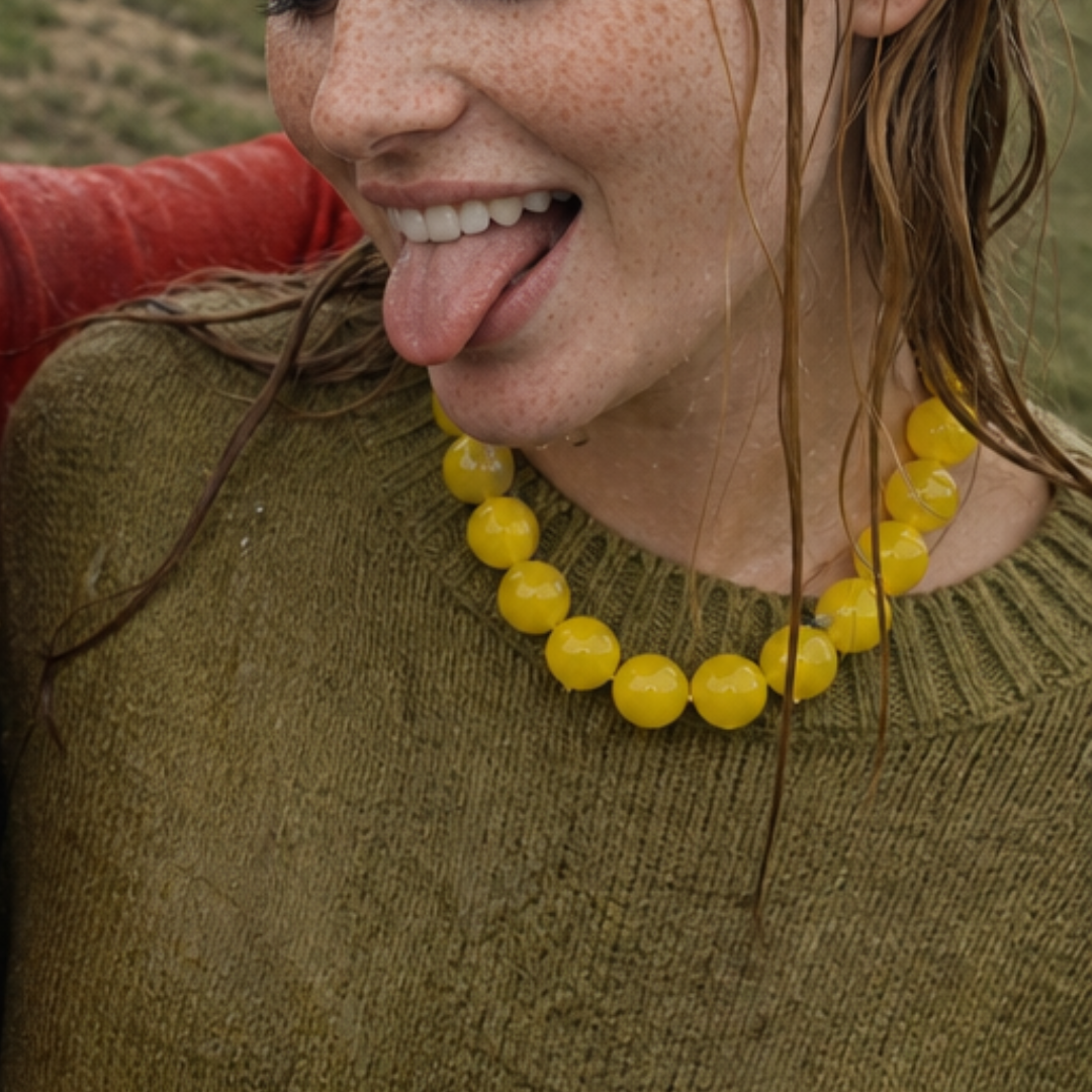 Model draagt gele grote kralenketting neon | Casa Jadel