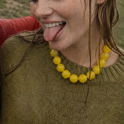 Model draagt gele grote kralenketting neon | Casa Jadel