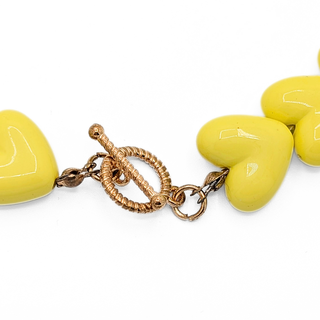 Detail van gele hartjes kralenketting met gouden toggle frontsluiting Ibiza style sieraden Casa Jadel