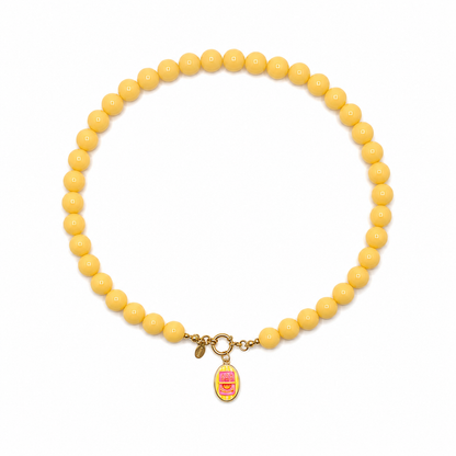 Gele ketting met Geel gestreepte ovale bedel met roze sardineblikje en goudkleurige details
