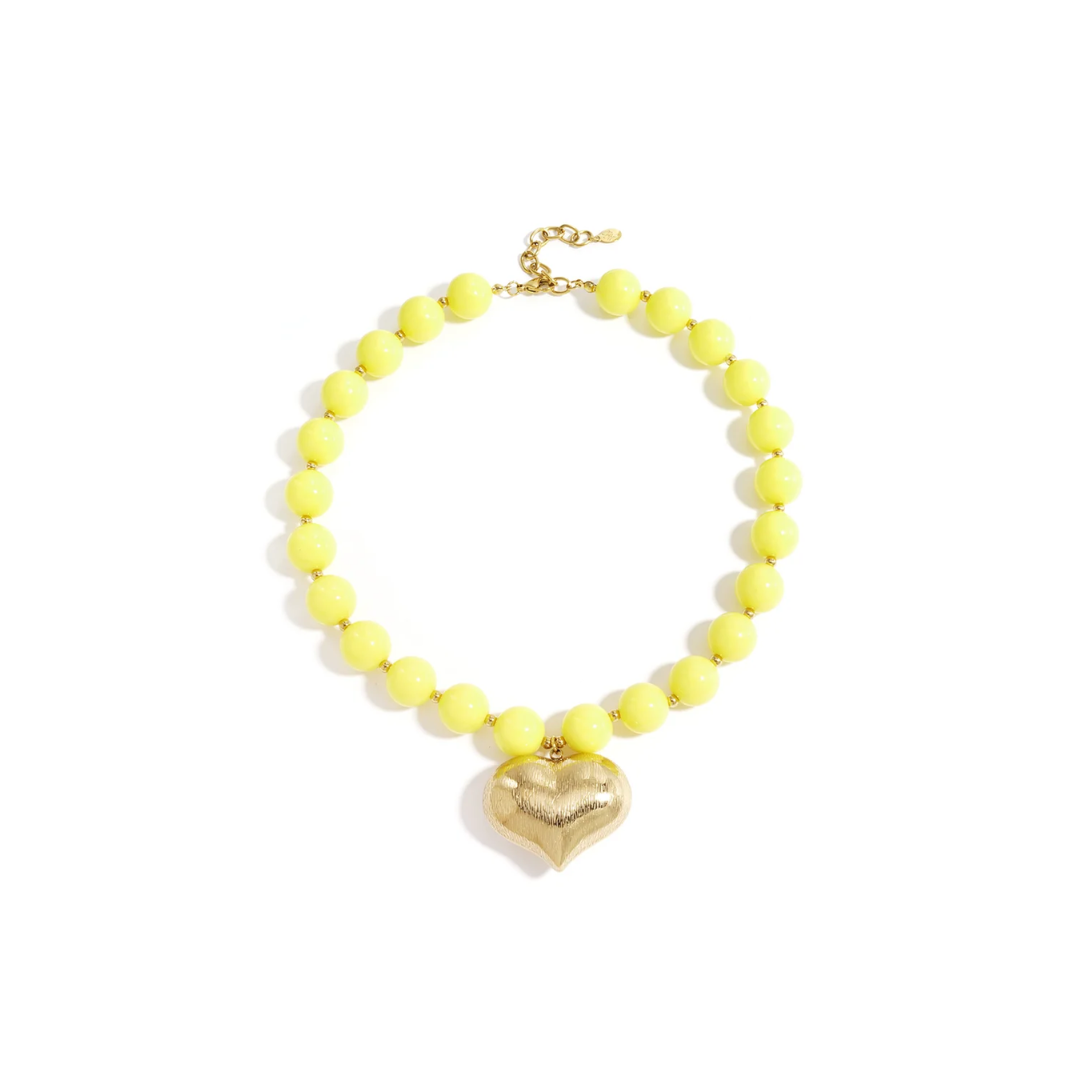Gele kralenketting met grote gouden chubby hart bedel en goudkleurige details