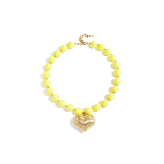 Gele kralenketting met grote gouden chubby hart bedel en goudkleurige details