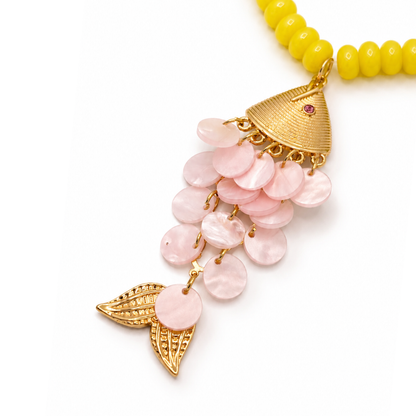 close up Gele lange kralenketting met gouden vis bedel en schubben van natuurlijke schelp van Casa Jadel.