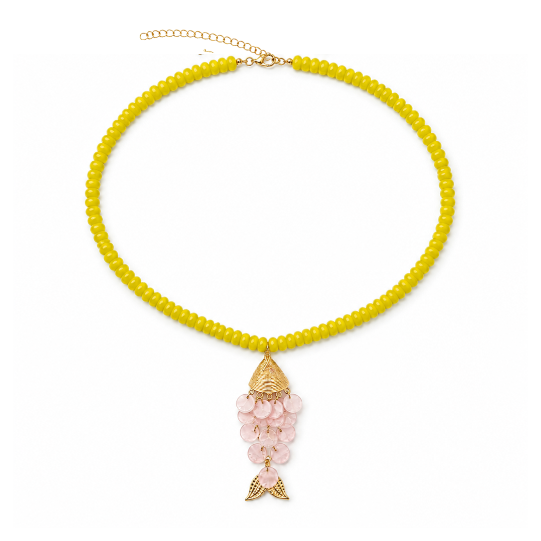 Gele lange kralenketting met gouden visbedel en schubben van natuurlijke schelp van Casa Jadel.