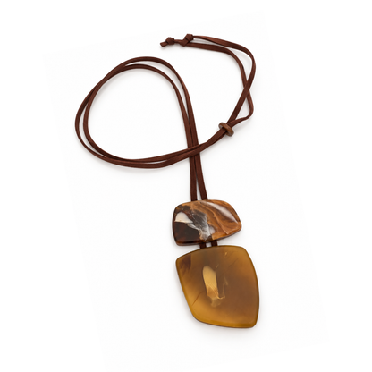 Gele lange leren koordketting met bruin koord en een tweedelige squared hanger in honinggeel en okerbruin op een witte achtergrond.