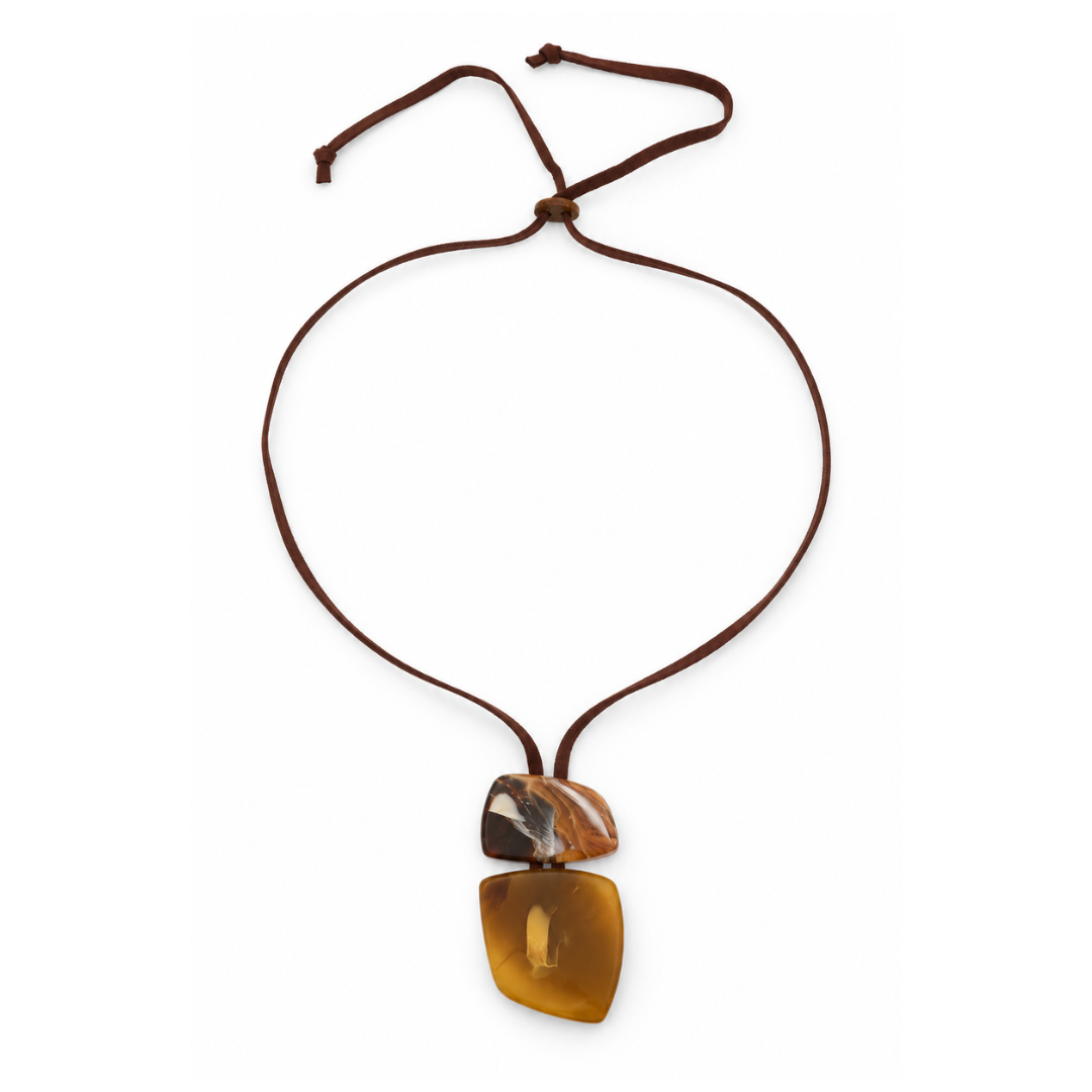 Overzicht van de bruine leren koordketting met schuifknoop en een gele statement squared hanger.