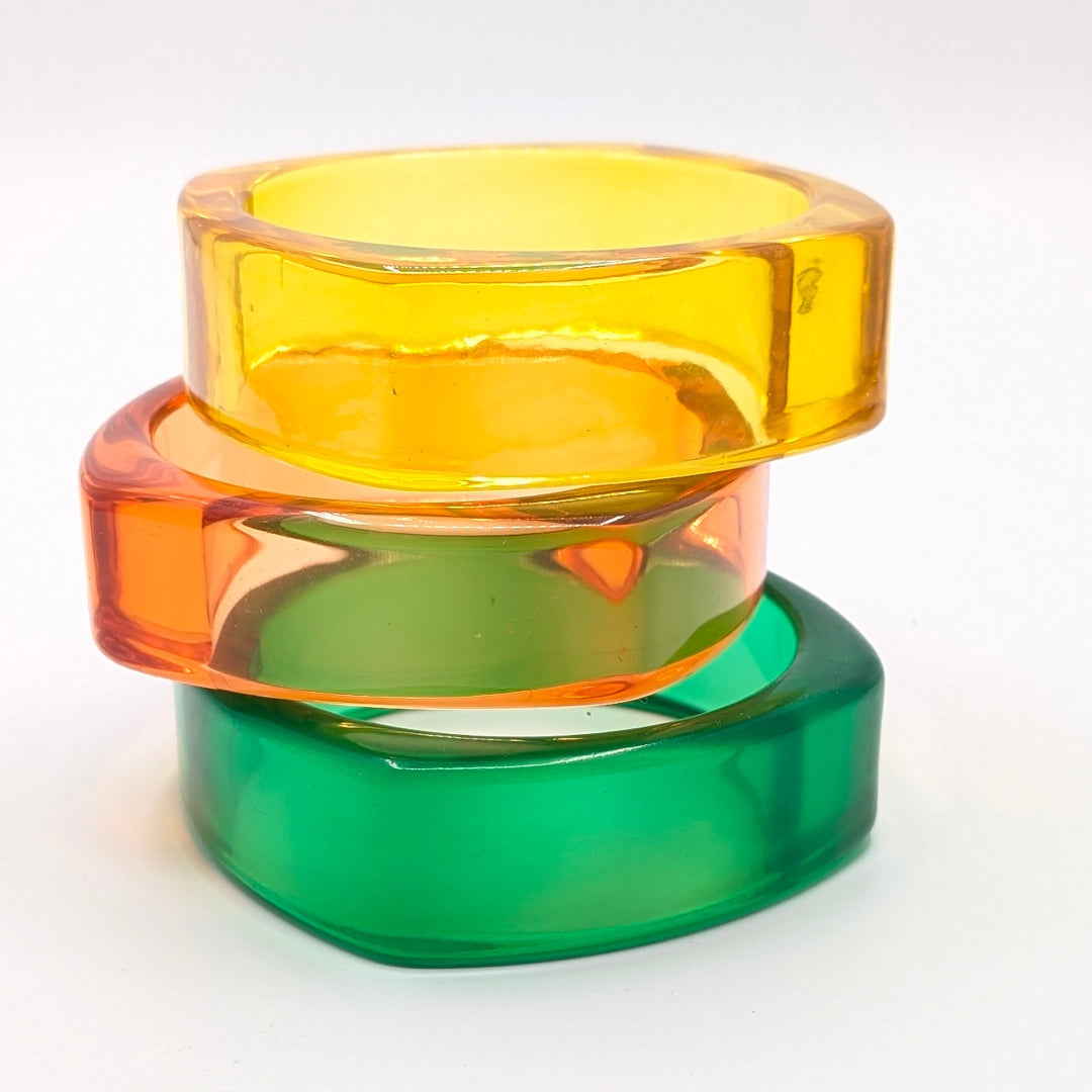 Gele oranje en groenen doorzichtige bangle op witte achtergrond