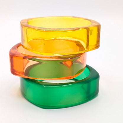 Gele oranje en groenen doorzichtige bangle op witte achtergrond