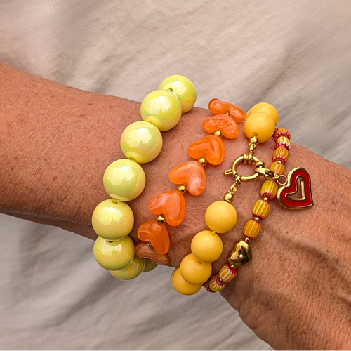 Geel gestreepte kralenarmband met hartje