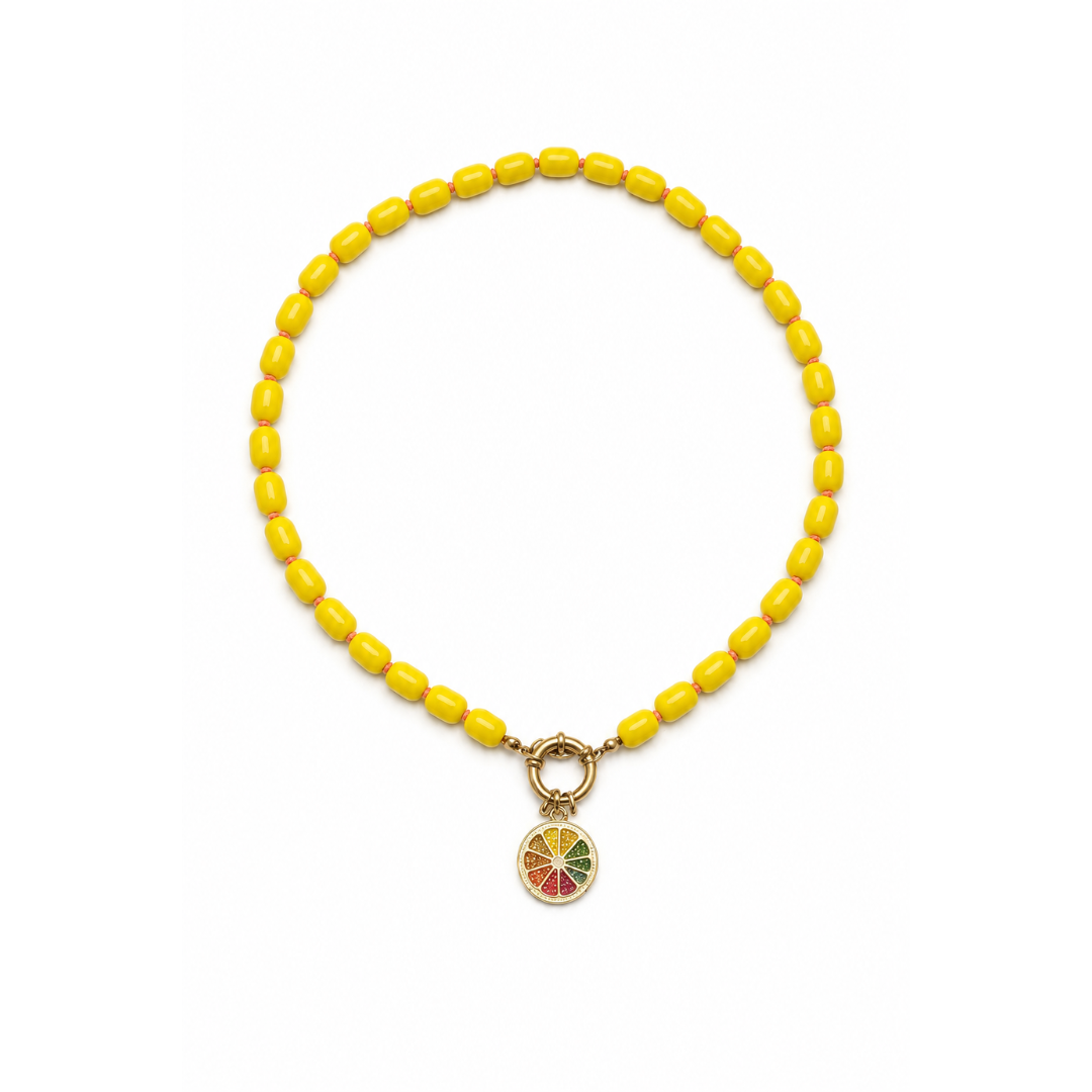 gele ketting met citrusvrucht bedel