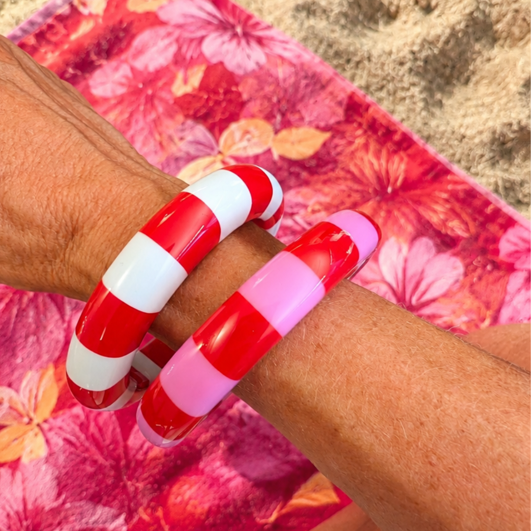 Set van twee gestreepte resin bangles in rood-wit en rood-roze van Casa Jadel.