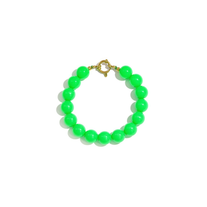 Gifgroene kralenarmband met goudkleurig boeislot in Ibiza style