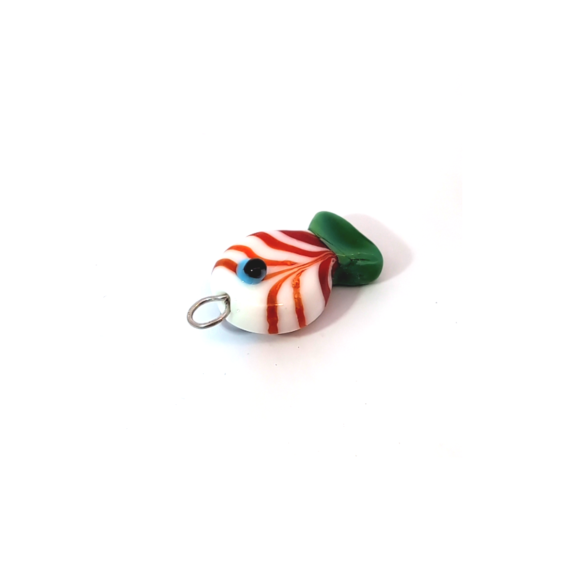 Glazen witte guppie bedel met rood-oranje strepen en groen staartje, Ibiza-style bedel van Jadel.