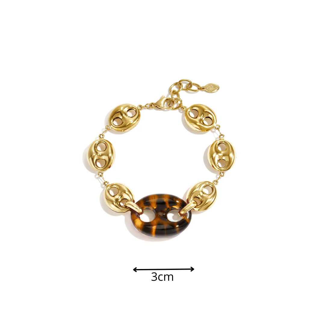 Gouden armband met grote amber bruine panter bean van Casa Jadel afmeting