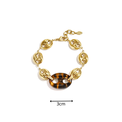 Gouden armband met grote amber bruine panter bean van Casa Jadel afmeting
