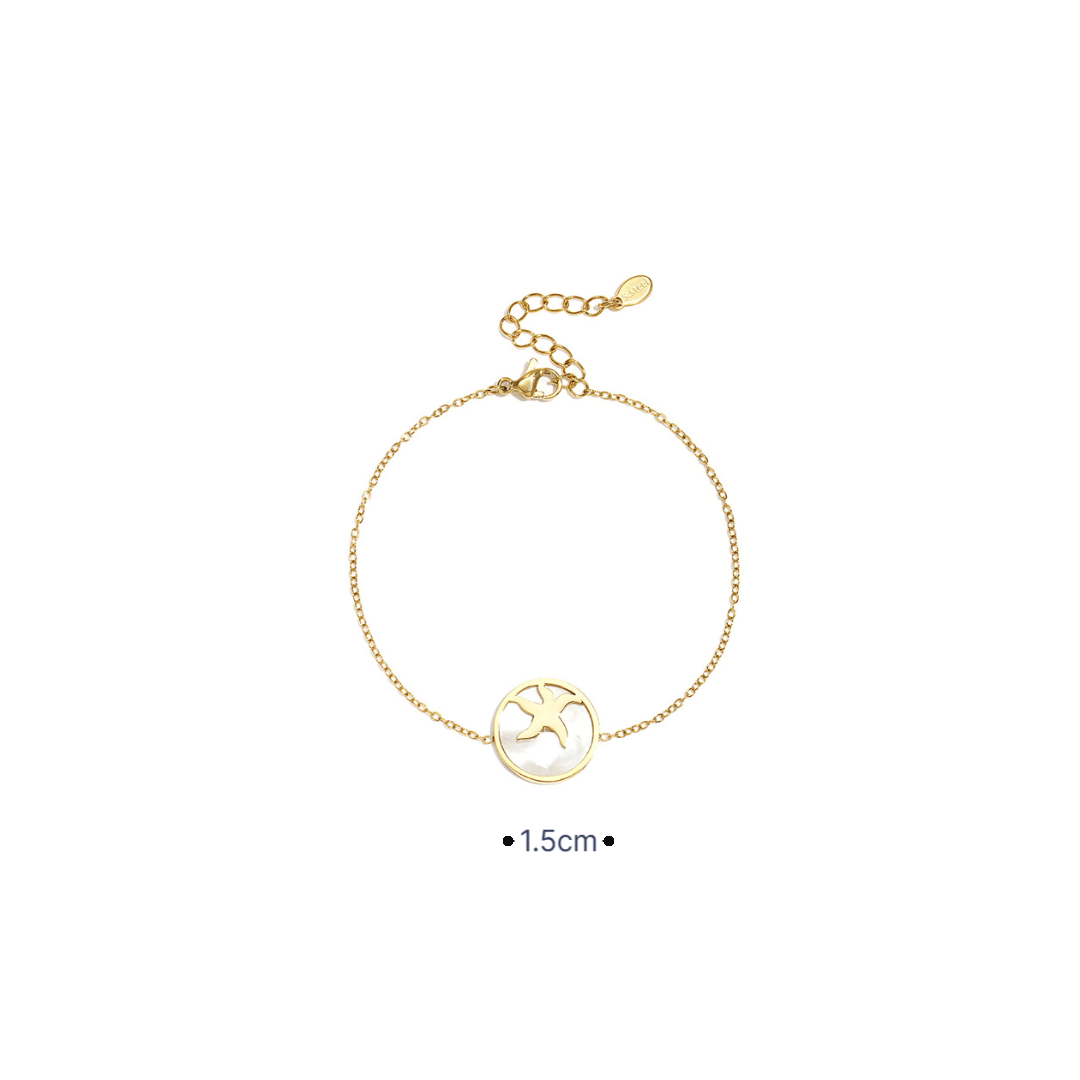 Gouden armband met zeester bedel en parelmoer detail verstelbaar dames met afemting