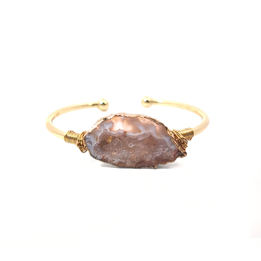Gouden bangle met lichtroze agaat edelsteen in Ibiza style
