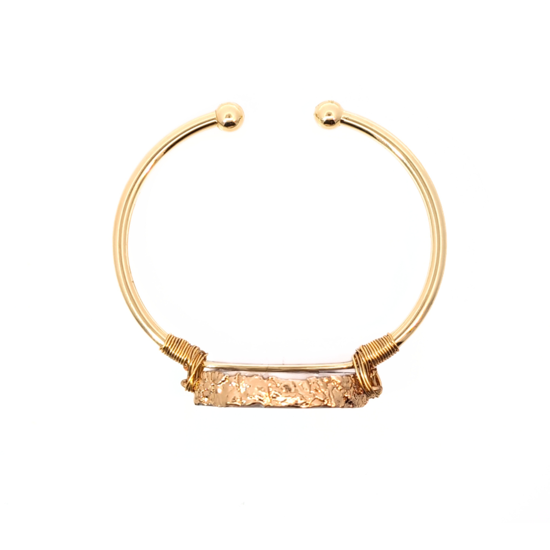 Open gouden bangle met ruwe lichtroze agaat steen