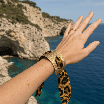 Armband goud breed met panterprint lint