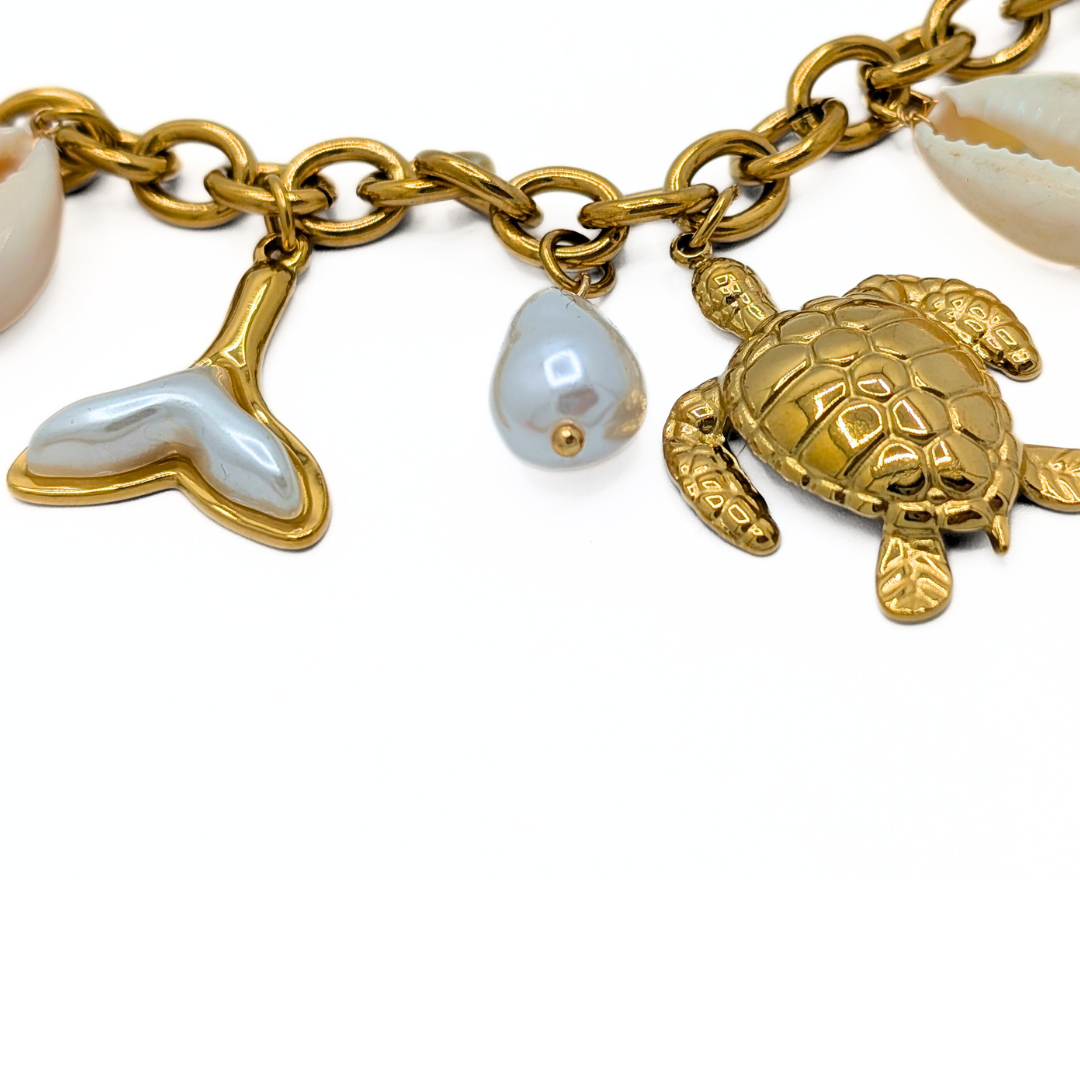 Gouden zee bedels aan parel kralenketting met barok parels Casa Jadel