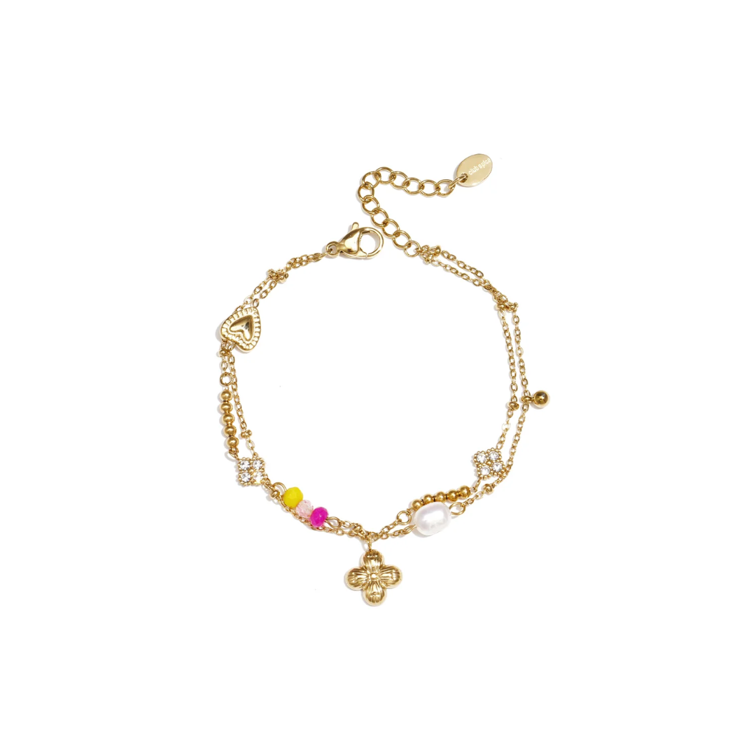 Gouden dubbele armband met bloemenhanger, zoetwaterparel, hartje en roze en gele kralen.