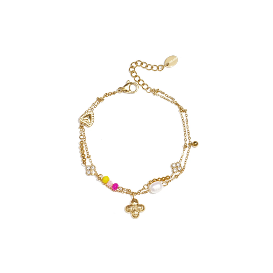 Gouden dubbele armband met bloemenhanger, zoetwaterparel, hartje en roze en gele kralen.