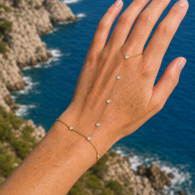 Gouden hand chain armband met ring ronde steentjes