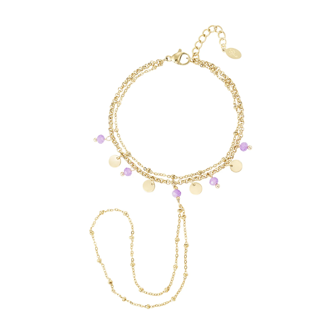 Gouden hand-chain armband met ring, paarse kraaltjes en gouden bedeltjes