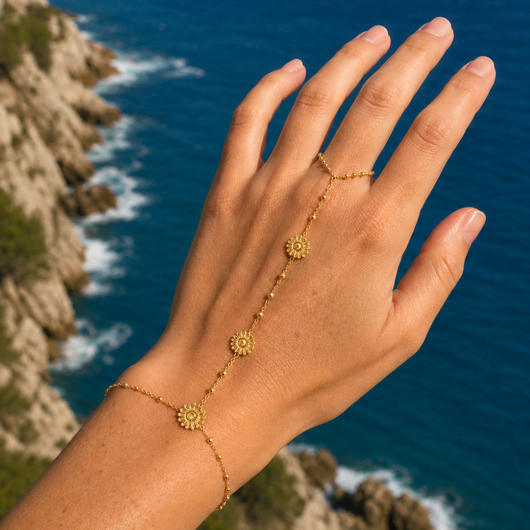 Gouden hand chain met zonnebloemen gedragen Casa Jadel