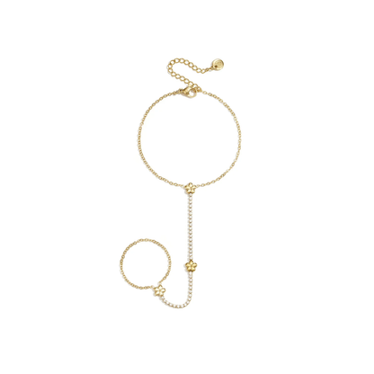 Gouden hand chain armband met ringdetail en kleine bloemetjes bedels