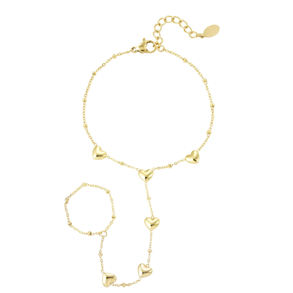 Gouden hand chain armband met ringdetail en glanzende hartjes bedels