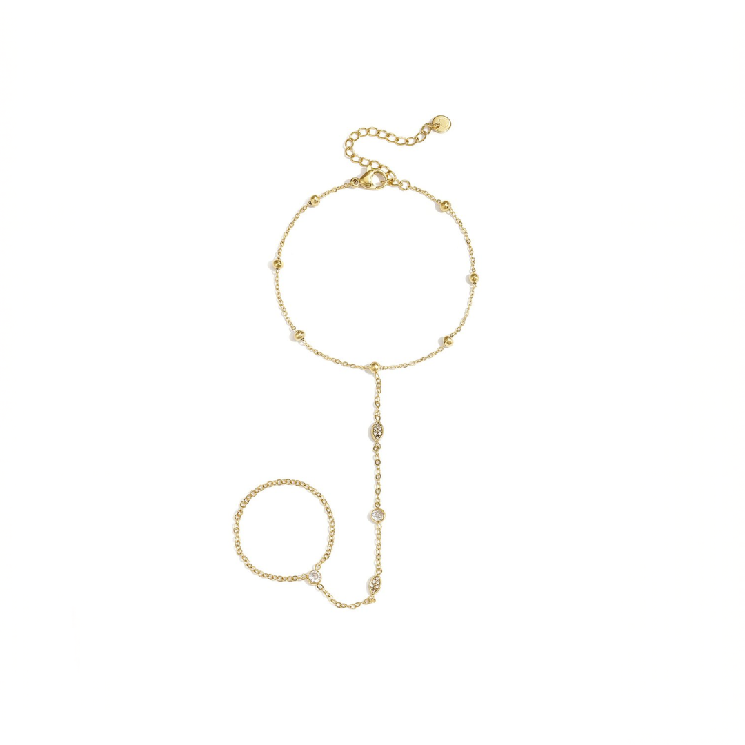 Gouden hand chain armband met ring en ovale steentjes verbonden met fijne schakels
