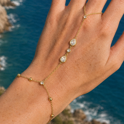 Gouden hand chain armband met ring en ovale steentjes