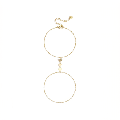Gouden hand chain armband met hartjes en steentjes verbonden met ring en fijne schakels